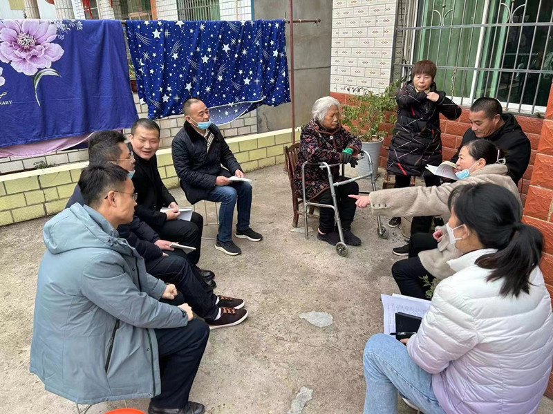 长沙市天心区大托铺街道的人大代表深入农户听取意见。.jpg